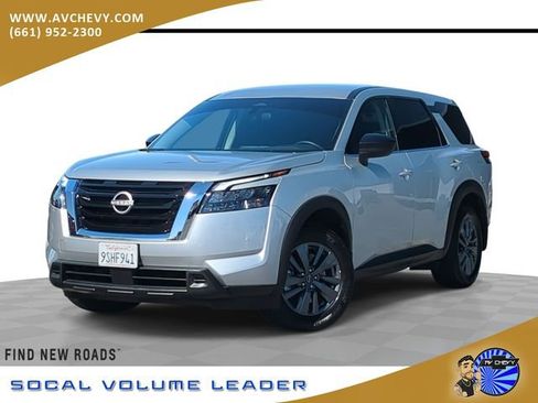 Used 2024 Nissan Pathfinder S FWD image 1