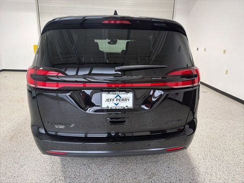 New 2026 Chrysler Pacifica Limited w/ S Appearance Package image 25