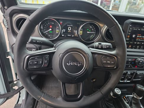 Used 2023 Jeep Wrangler Unlimited w/ Sun & Screen Package image 17