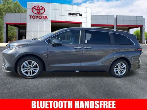Used 2025 Toyota Sienna Limited image 4