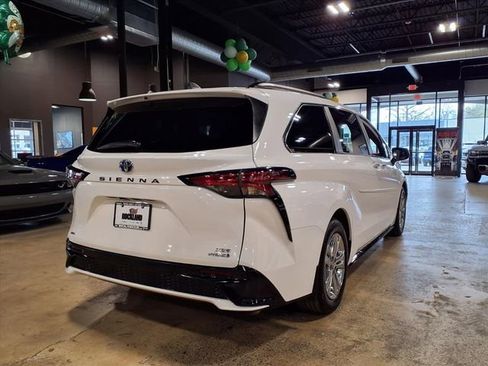 Used 2023 Toyota Sienna XSE w/ XSE Plus Package image 7