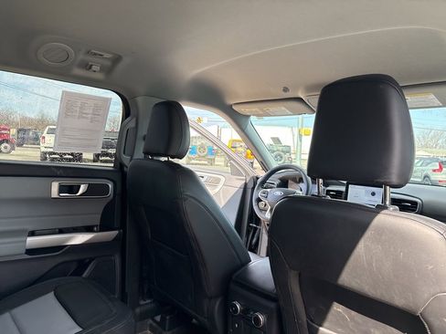 Used 2024 Ford Explorer XLT w/ Equipment Group 202A image 32