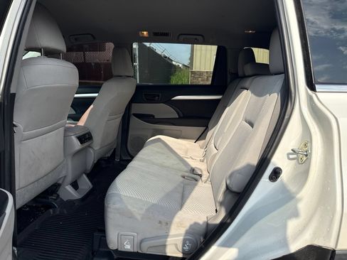 Used 2019 Toyota Highlander LE FWD image 15