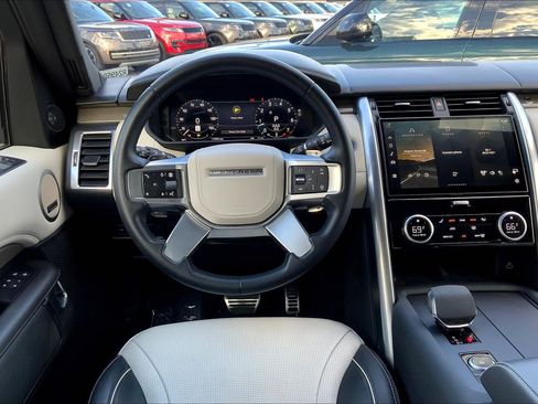 Used 2024 Land Rover Discovery Metropolitan Edition image 5