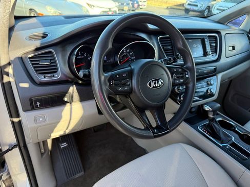 Used 2019 Kia Sedona L image 12