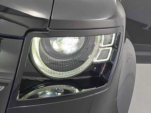 Used 2024 Land Rover Defender 110 SE image 31