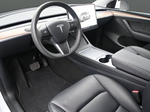 Used 2024 Tesla Model Y Long Range AWD/4WD image 2