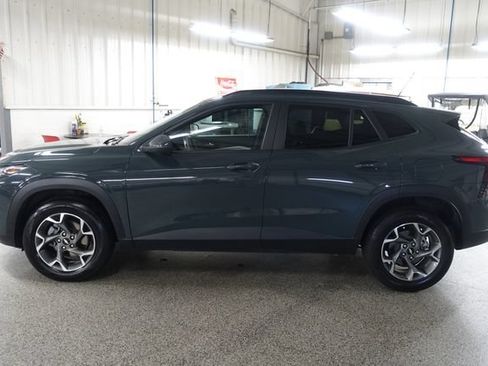 Used 2025 Chevrolet Trax LT FWD image 4