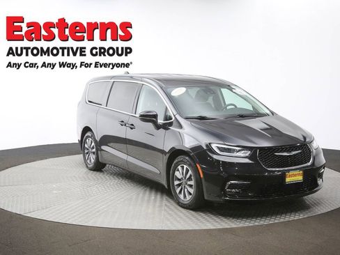 Used 2023 Chrysler Pacifica Touring-L image 47