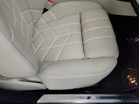 Used 2025 BMW i7 xDrive60 AWD/4WD image 38