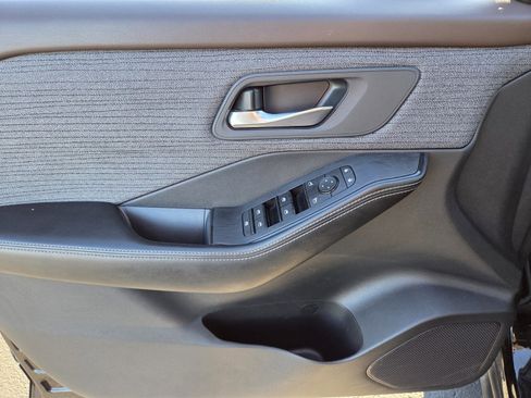 Used 2023 Nissan Rogue SV image 17