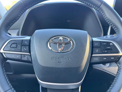 Used 2025 Toyota Highlander LE image 29
