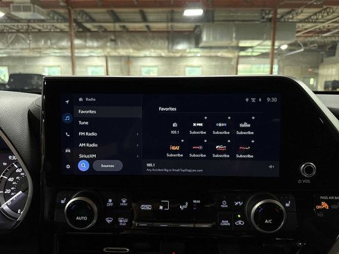 Used 2023 Toyota Highlander XLE AWD/4WD image 21