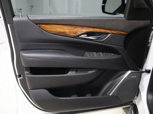 Used 2016 Cadillac Escalade Luxury image 14