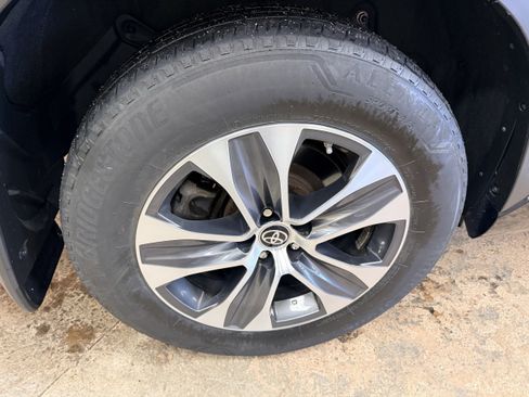 Used 2023 Toyota Highlander XLE AWD/4WD image 12