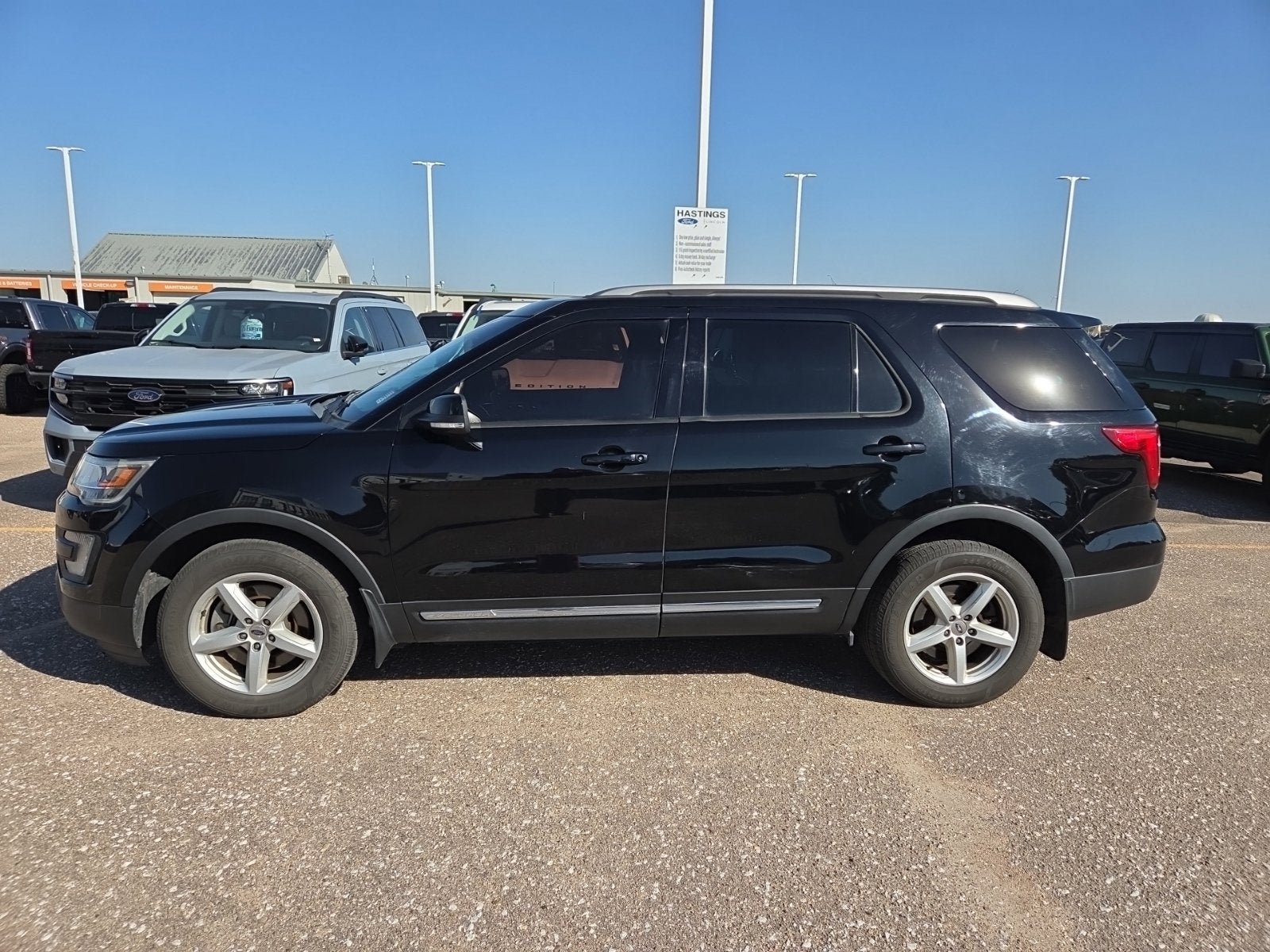 Used 2016 Ford Explorer XLT w/ Equipment Group 202A AWD/4WD image 2