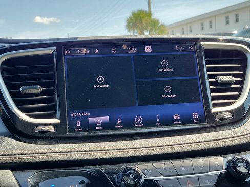Used 2021 Chrysler Pacifica Touring-L w/ Uconnect Theater Family Group FWD image 26