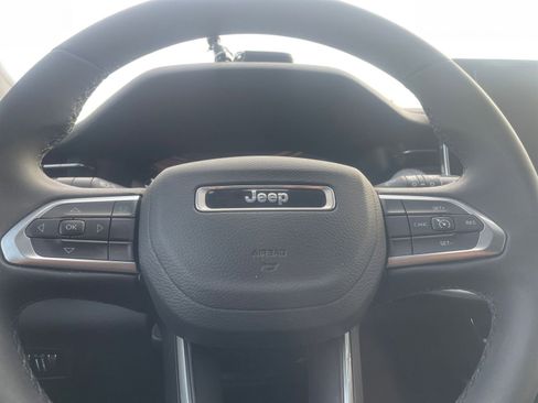 Used 2025 Jeep Compass Latitude image 28