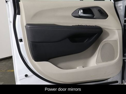 Used 2024 Chrysler Pacifica Touring-L image 20