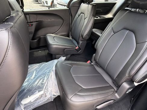New 2027 Chrysler Pacifica Select FWD image 18