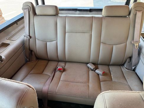 Used 2004 Chevrolet Suburban Z71 w/ Preferred Equipment Group image 19