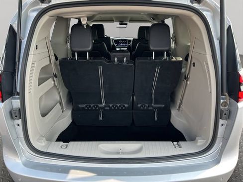 Used 2024 Chrysler Pacifica Touring-L FWD image 26