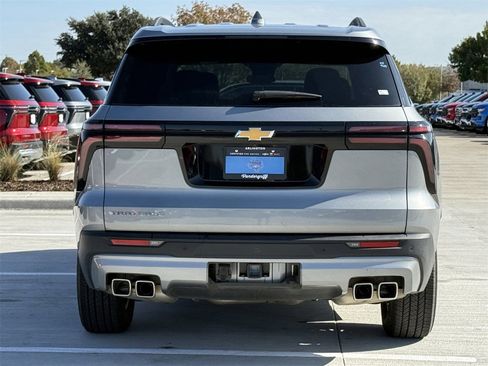 Used 2025 Chevrolet Traverse LT image 5