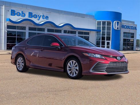 Used 2022 Toyota Camry LE image 7