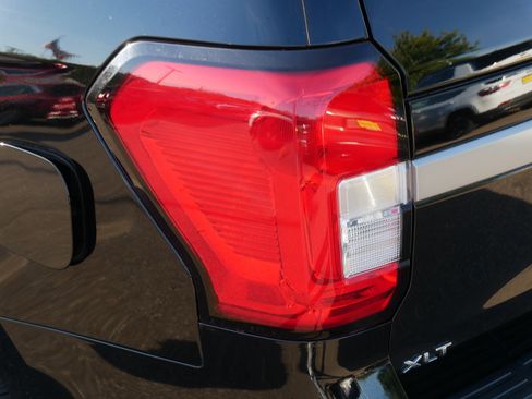 Certified 2024 Ford Expedition XLT image 17