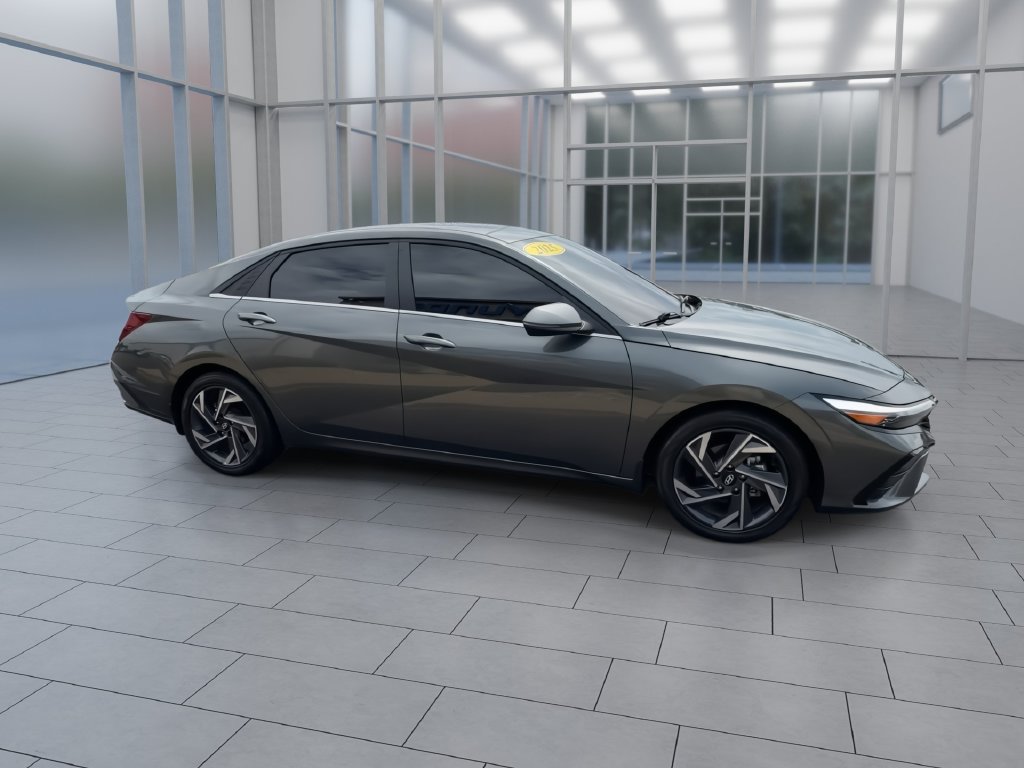 Used 2025 Hyundai Elantra Limited FWD image 9
