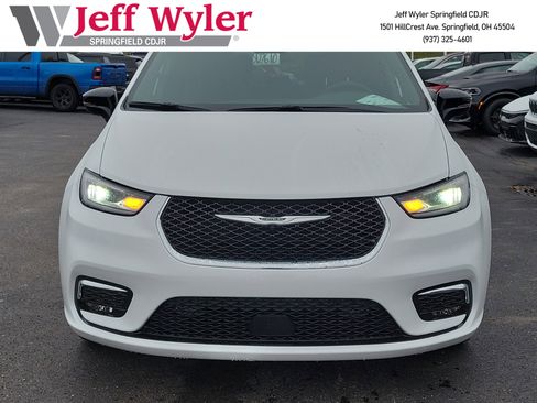 New 2026 Chrysler Pacifica Select image 2