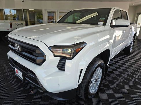 Certified 2025 Toyota Tacoma SR5 w/ SR5 Upgrade Package AWD/4WD image 7