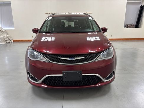 Used 2019 Chrysler Pacifica Touring-L FWD image 3