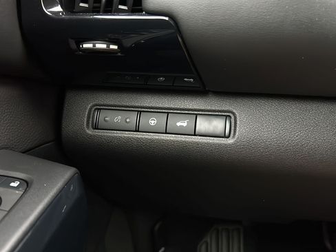 Used 2025 Nissan Pathfinder SV w/ SV Premium Package FWD image 31
