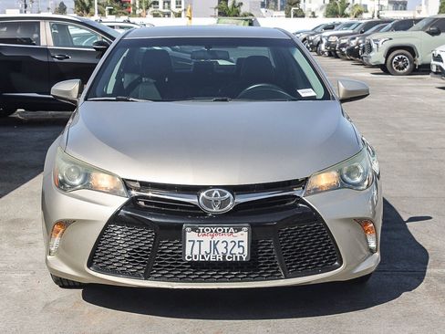 Used 2015 Toyota Camry SE FWD image 2