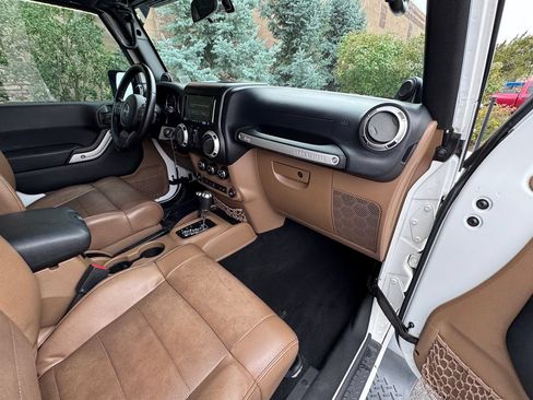 Used 2012 Jeep Wrangler Unlimited Sahara w/ Connectivity Group AWD/4WD image 35