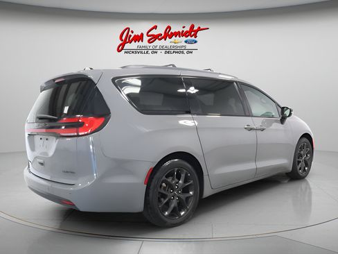 Used 2025 Chrysler Pacifica Limited FWD image 6