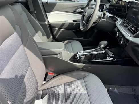 Certified 2025 Chevrolet Trax LT image 6