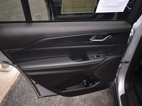 Used 2023 Jeep Grand Cherokee L Laredo image 23