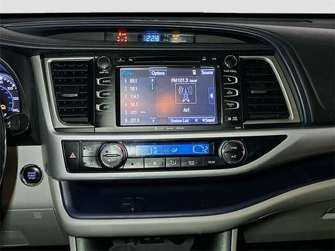 Used 2018 Toyota Highlander XLE image 11