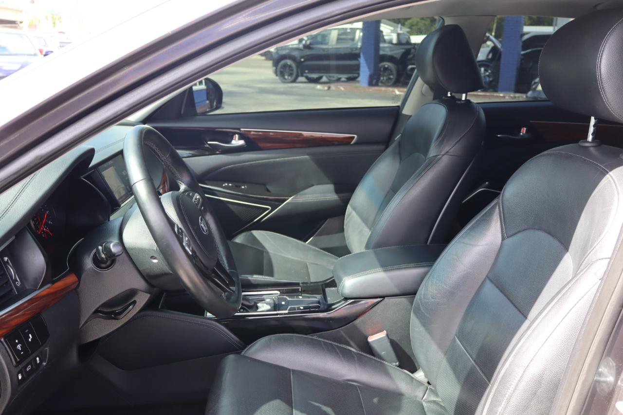 Used 2017 Kia Cadenza Premium w/ Luxury Package FWD image 14