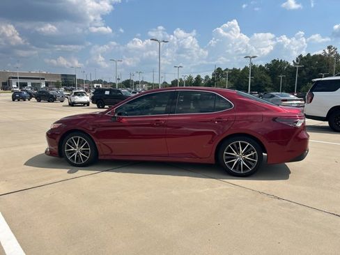 Used 2021 Toyota Camry XLE image 5