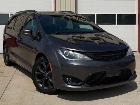 Used 2019 Chrysler Pacifica Touring-L w/ S Appearance Package FWD image 1