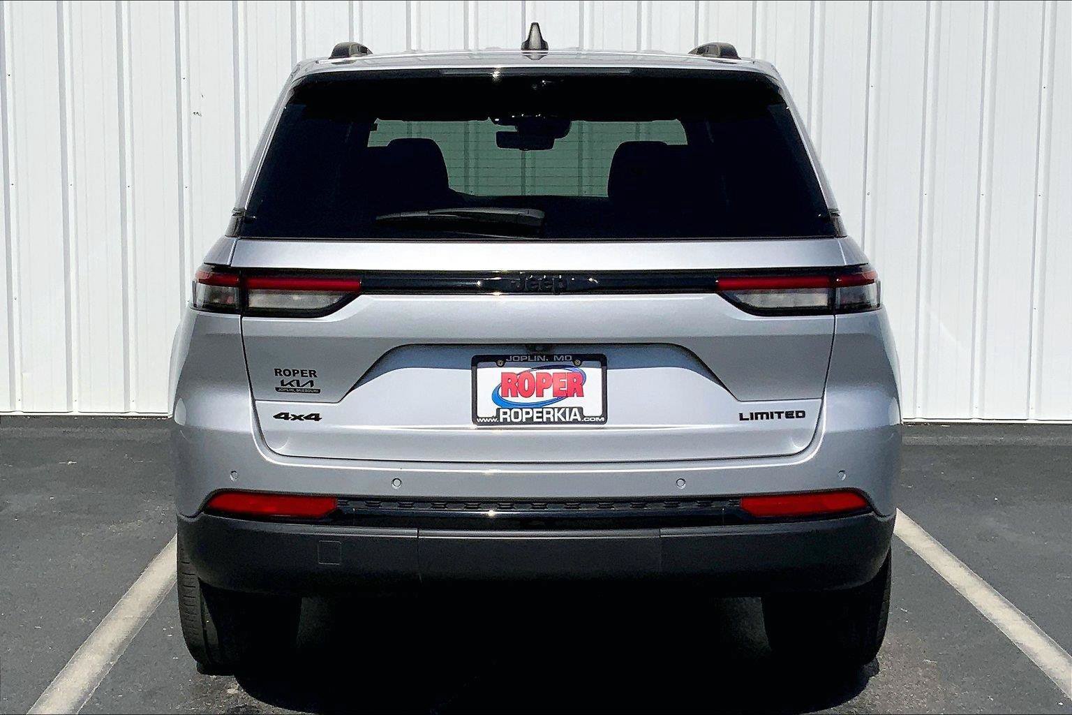 Used 2024 Jeep Grand Cherokee Limited w/ Luxury Tech Group II AWD/4WD image 4