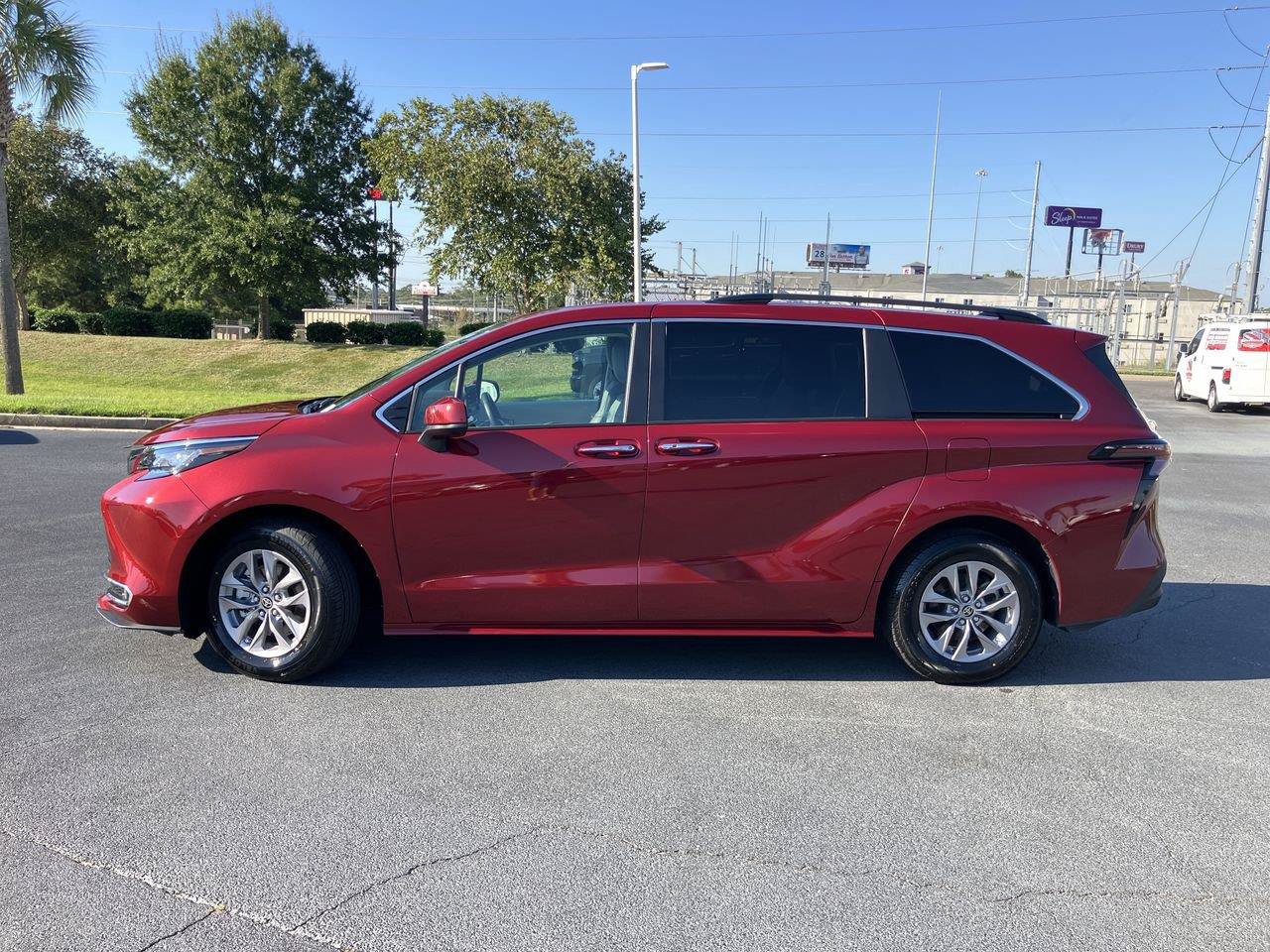 Used 2023 Toyota Sienna XLE FWD image 2
