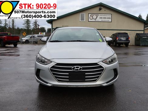 Used 2017 Hyundai Elantra SE image 11