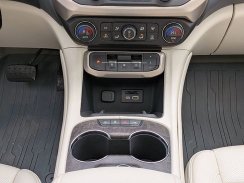 Used 2022 GMC Acadia Denali w/ Denali Technology Package AWD/4WD image 19