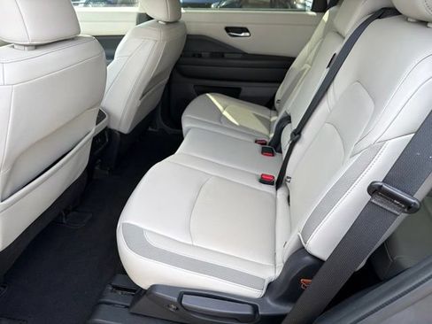 Used 2023 Nissan Pathfinder SL AWD/4WD image 16