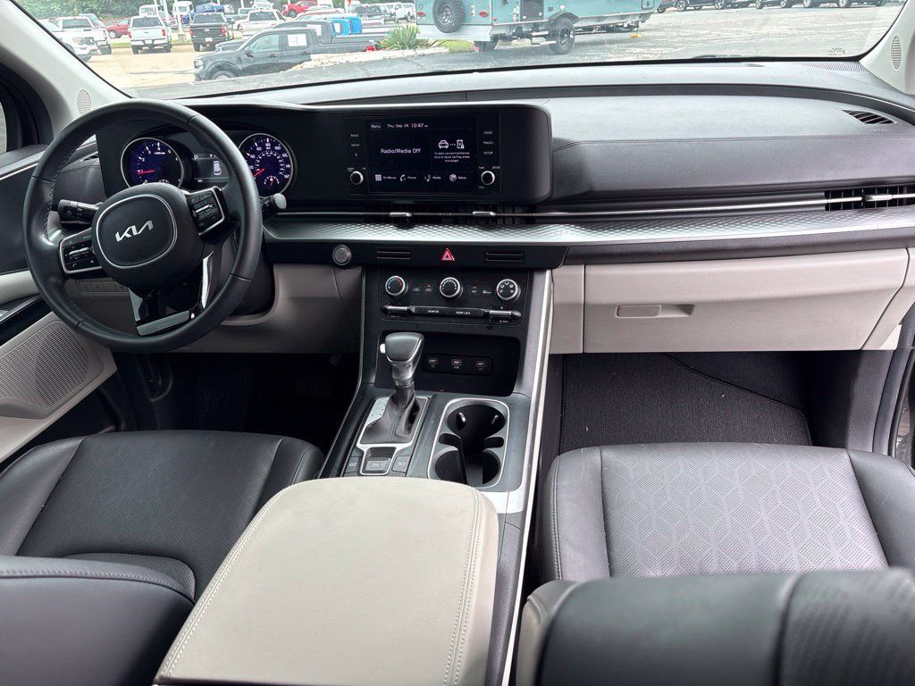 Used 2023 Kia Carnival LX FWD image 9