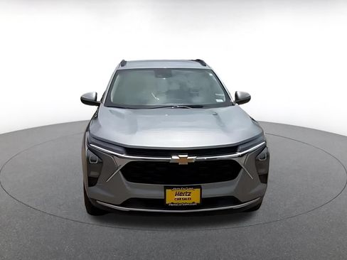 Used 2025 Chevrolet Trax LT FWD image 4